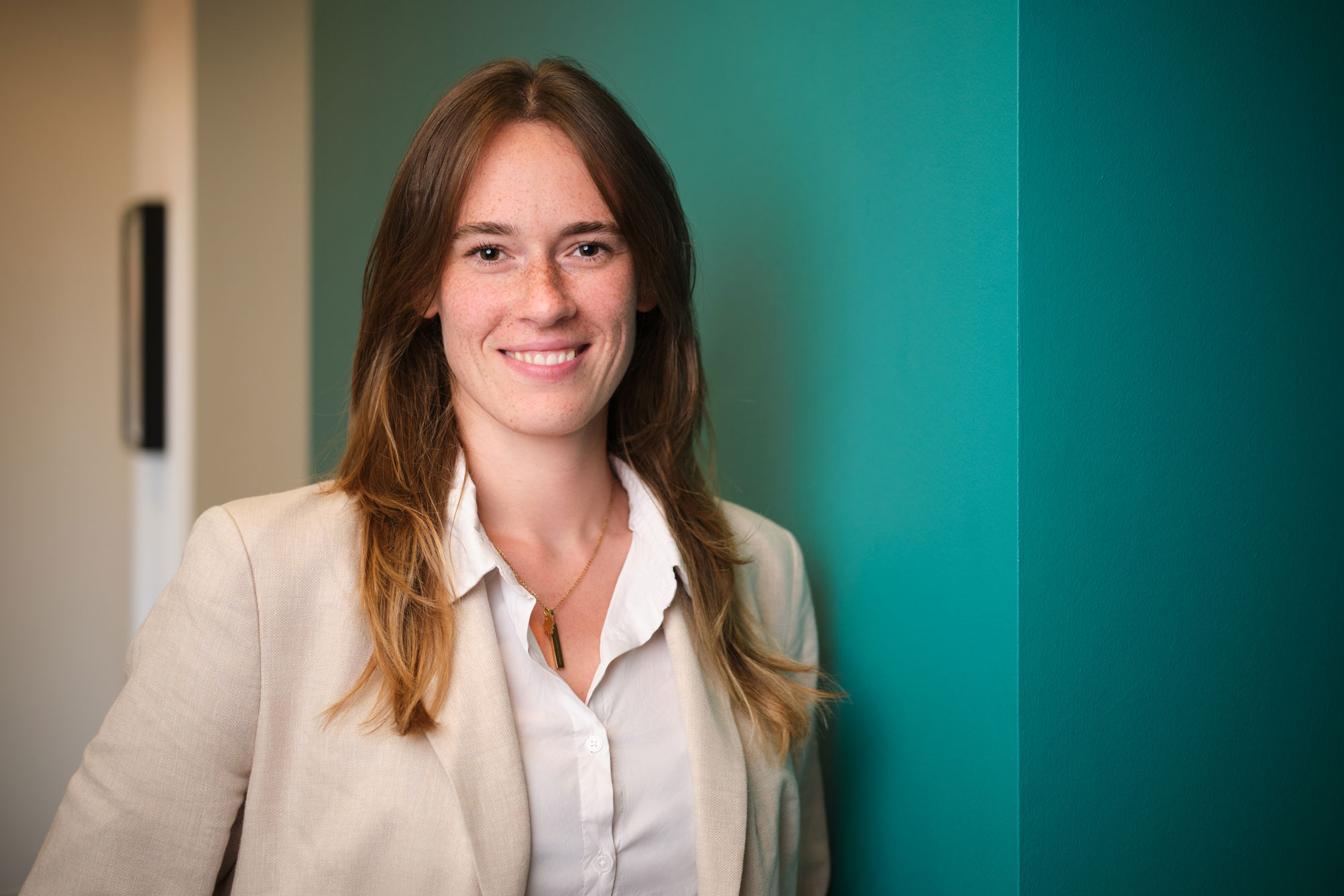 Porträtaufnahme von Orsolya Peisz, Beraterin bei ORCA van Loon Communications