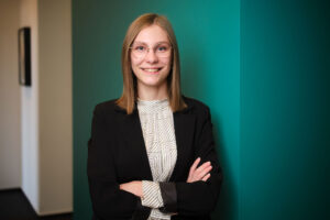 Portraitaufnahme von Lea Jungsthöfel, Beraterin bei ORCA van Loon Communications